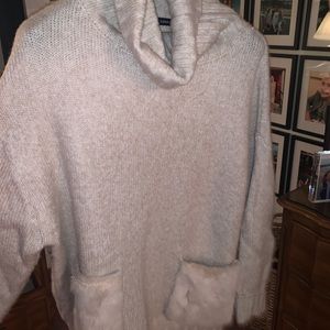 Beige oversized sweater with faux fur pockets